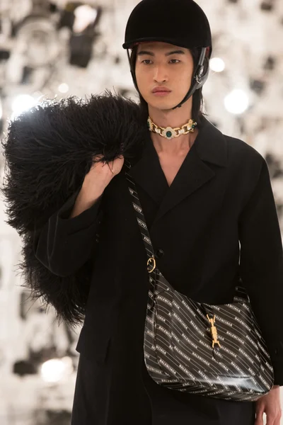 Look 16